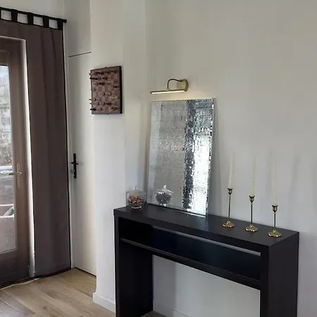 Comfortable 15 Minutes From Lyon