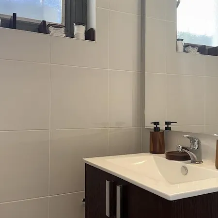 Comfortable 15 Minutes From Lyon