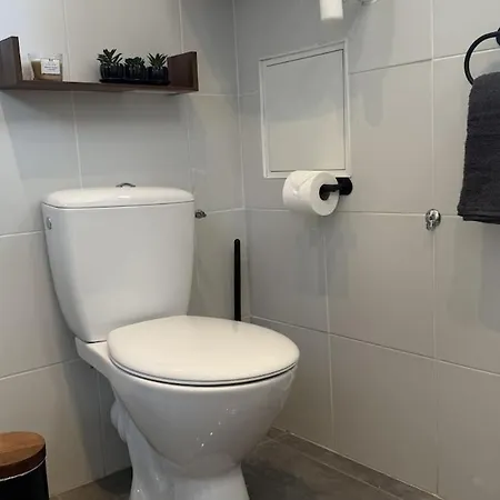 Comfortable 15 Minutes From Lyon