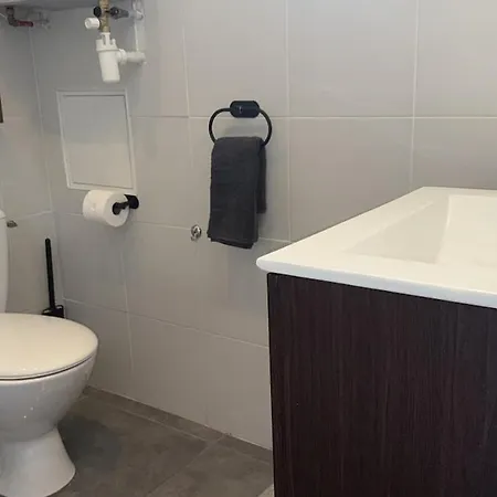Comfortable 15 Minutes From Lyon *
